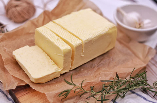 Bunda, si Kecil, perbedaan mentega dan margarin, mentega vs margarin, margarin untuk goreng, mentega untuk MPASI, mana yang lebih sehat mentega atau margarin, tips memilih mentega, margarin bebas lemak trans.